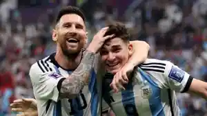 Lionel-Messi-dan-Julian-Alvarez-merayakan-gol-Argentina-ke-gawang-Kroasia.jpg