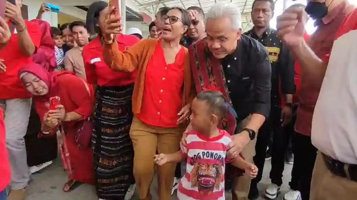 Ganjar Rangkul Gibran di Kota Pancasila Ende 