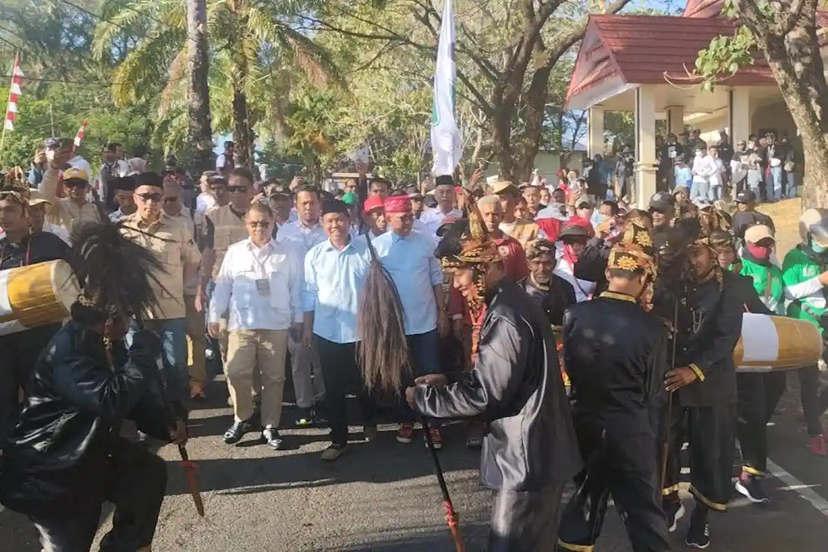 Zaini-Prof Bakhtiar Diarak Tari Pa'Jaga saat Daftar ke KPU Parepare