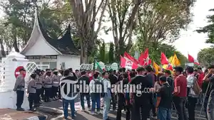 aksi-demo-kantor-gubernur-sumbar-2-1562026.jpg