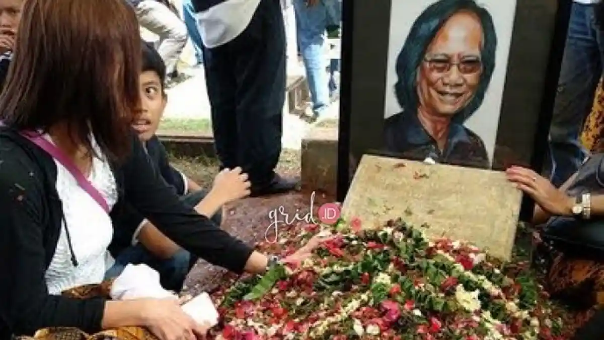 Usai Pemakaman Yon Koeswoyo, Banyak Penggemar Datang Mendoakan