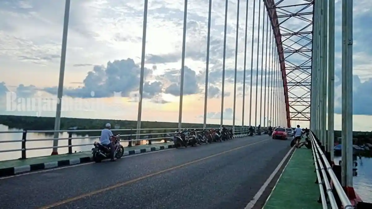 Wisata Kalsel - Menikmati Matahari Terbenam dari Jembatan Rumpiang ...