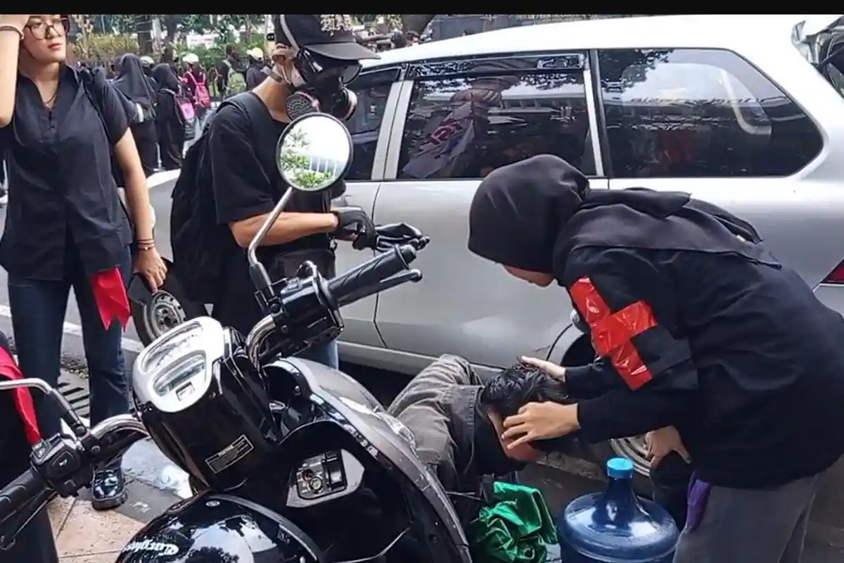 Demo Hari Buruh di Semarang Ricuh, 18 Mahasiswa Ditangkap