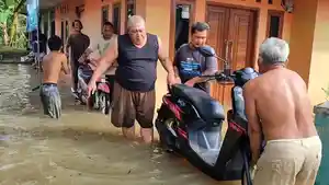 Sejumlah-warga-terdampak-banjir-di-Desa-Ciganjeng-Kecamatan-Padaherang-Kabupaten-PangandaranS.jpg