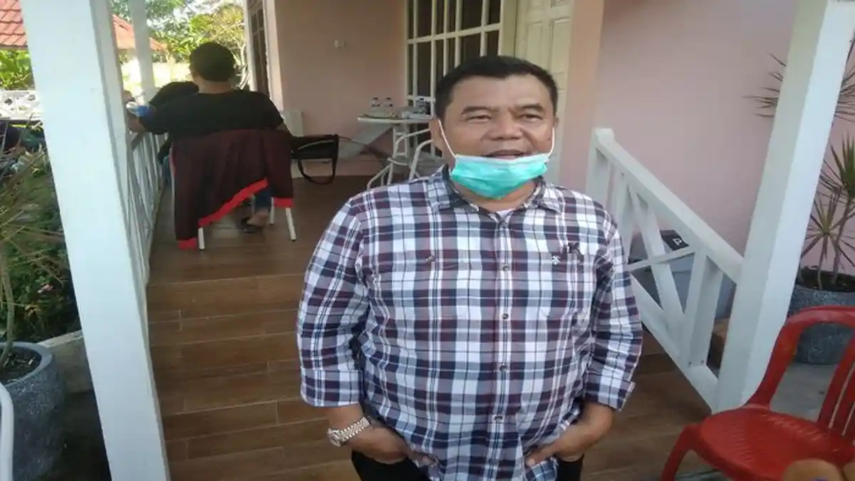 Gaya Trendy Ilyas Panji Alam Saat Komentari Putusan MA Soal Diskualifikasi