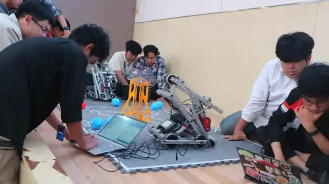 Robotika dan AI Perkuat Pembelajaran STEM di Perguruan Tinggi