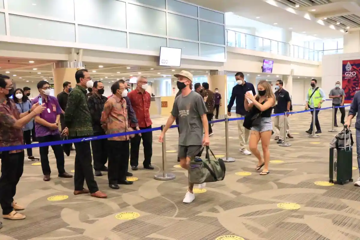 Gubernur Bali, Wayan Koster Sambut Kedatangan Wisman dari Sydney ke Denpasar