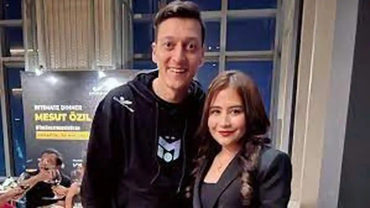 Sosok Artis Cantik Prilly Latuconsina Unggah Foto Dinner Romantis Bareng Mesut Ozil
