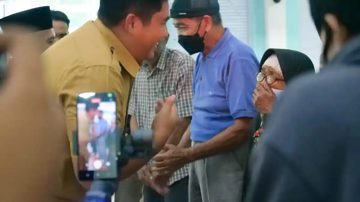 Haru Lansia Bertemu Plt Bupati Bintan saat Pembagian Bantuan Sembako