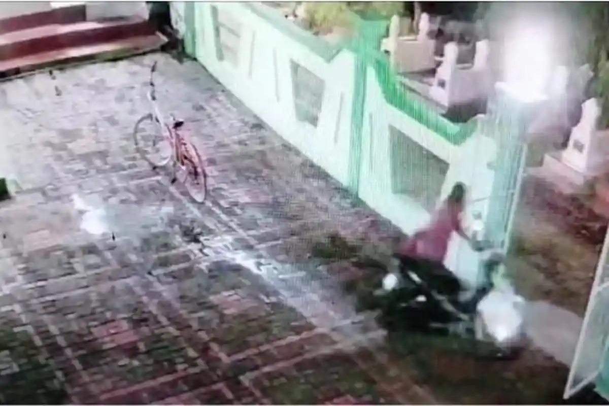 Aksi Santai Maling Motor di Masjid Sampang, Pelaku Kenakan Jaket Pink, Hitungan Detik Jupiter Amblas