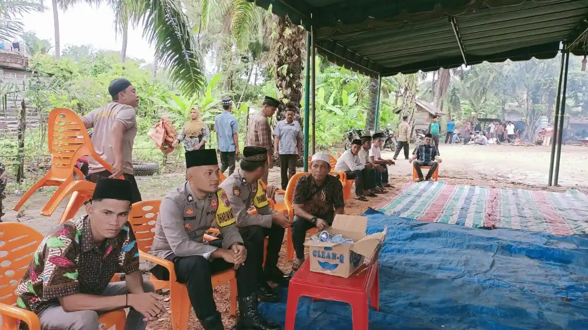 Bhabinkamtibmas Polsek Barumun Tengah Melayat Ke Rumah Duka Warga Binaan