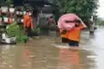 Banjir Petugas BPBD Evakuasi Warga Villa Tomang Baru