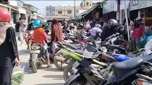 Suasana-kepadatan-kendaraan-pemgunjung-di-Pasar-Topoyo-Mamuju-Tengah-Jumat-1442023.jpg