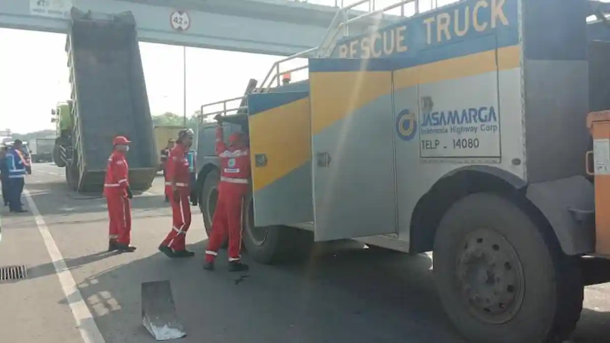 Gangguan Hidrolik, Sebuah Dump Truck Nyangkut di JPO
