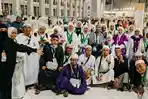 JEMAAH-Para-jemaah-haji-asal-Gorontalo-berfoto-bersama-di-tanah-suci.jpg