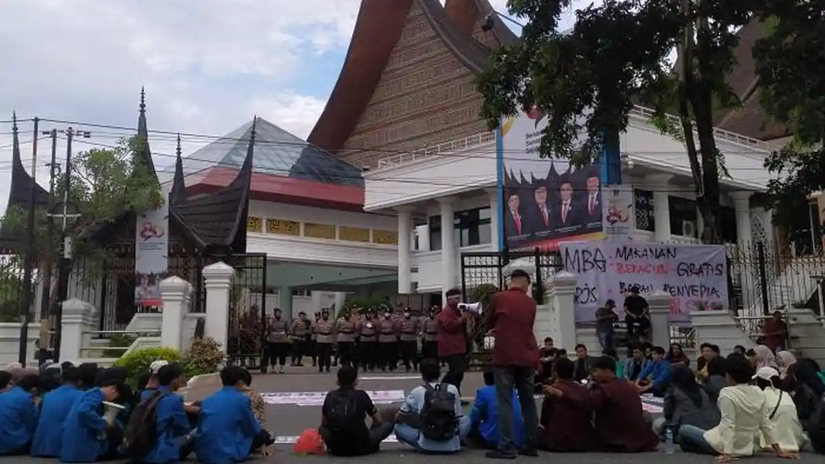 Mahasiswa Demo di Sumbar Kritik Program Makan Bergizi Gratis, Nilai Kebijakan Tak Tepat Sasaran