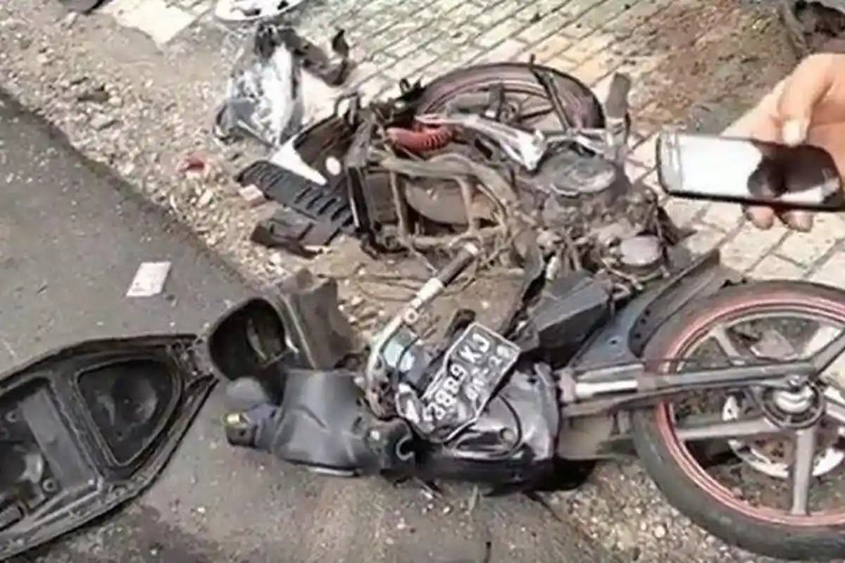 Kecelakaan Maut Pukul 13.30 WIB, Pengendara Motor Tewas Seketika, Avanza Hantam Smash Hingga Ringsek