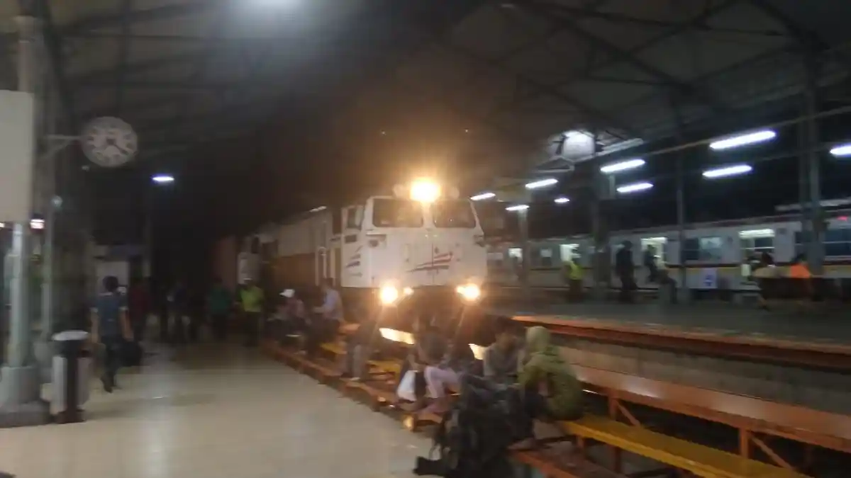 Viral Video Porter Terlindas KA, Wakil Kepala Stasiun Jatinegara Angkat Bicara