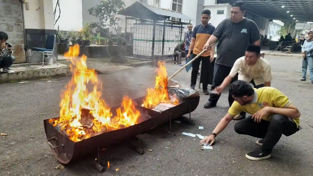 Disdukcapil Kota Jambi Musnahkan Ribuan KTP Invalid