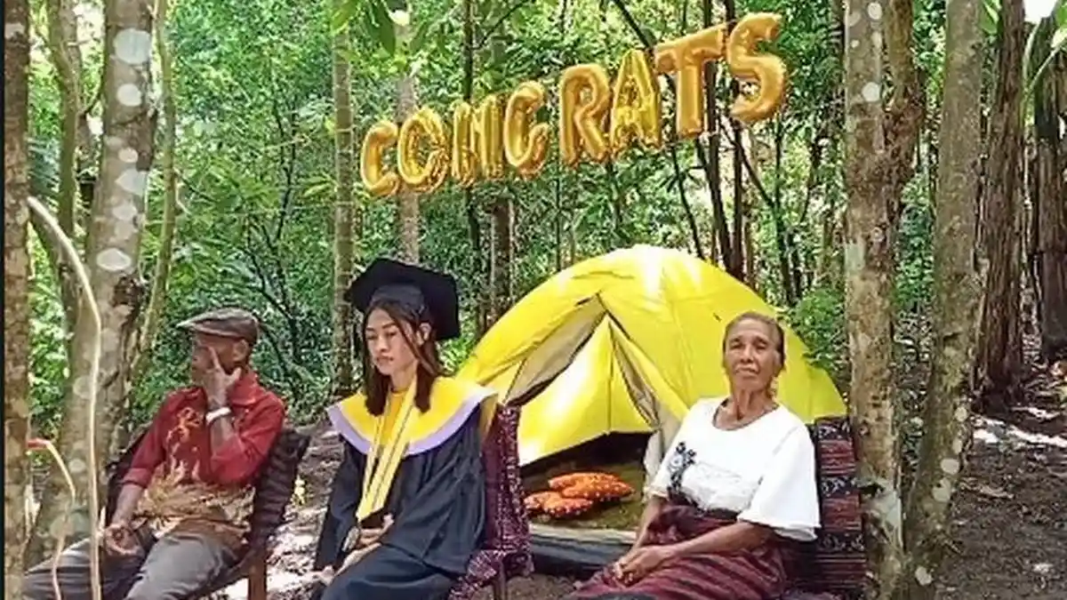 VIRAL, Gadis Ini Wisuda Secara Daring di dalam Hutan Gegara Susah Sinyal di Kampung