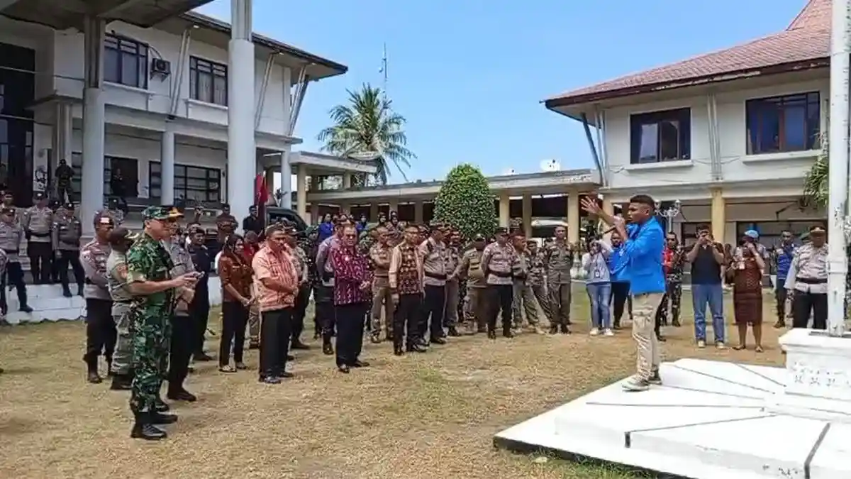 Cipayung Plus dan BEM Uniflor Ende Ajak Bupati dan Wakil Bupati Berjemur di Panas  Matahari