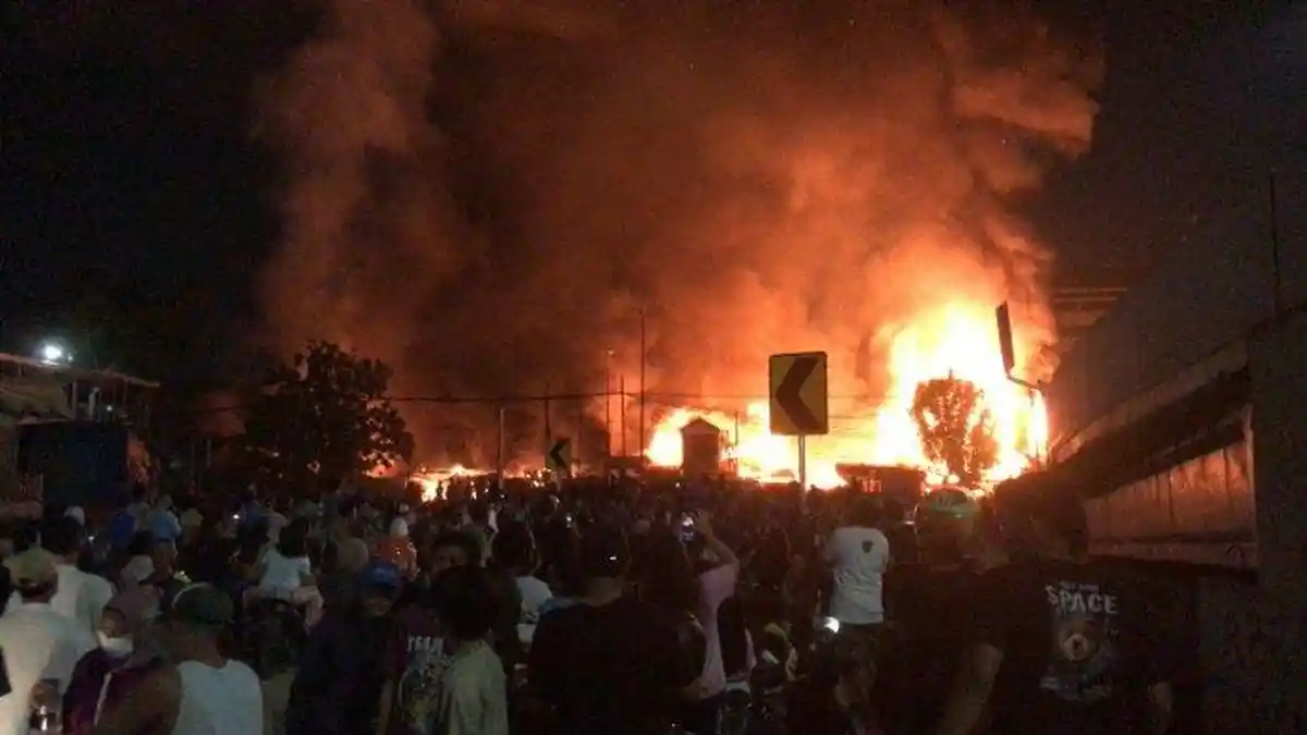 400 Bangunan Terbakar, 25 Mobil Damkar Padamkan Api, Kebakaran Tadi Malam di Jakarta Timur