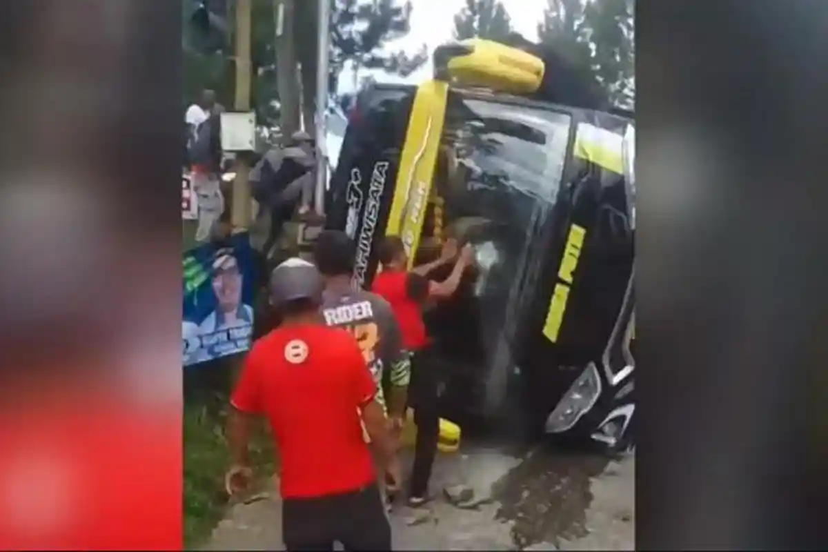 Tak Kuat Nanjak, Bus Wisatawan dari Pekalongan Terguling di Depan Gerbang Masuk Goa Lawa Purbalingga