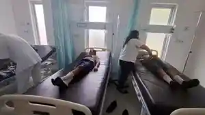 Tim-medis-saat-mengevakuasi-siswa-SMP-Negeri-1-Laguboti-_111.jpg
