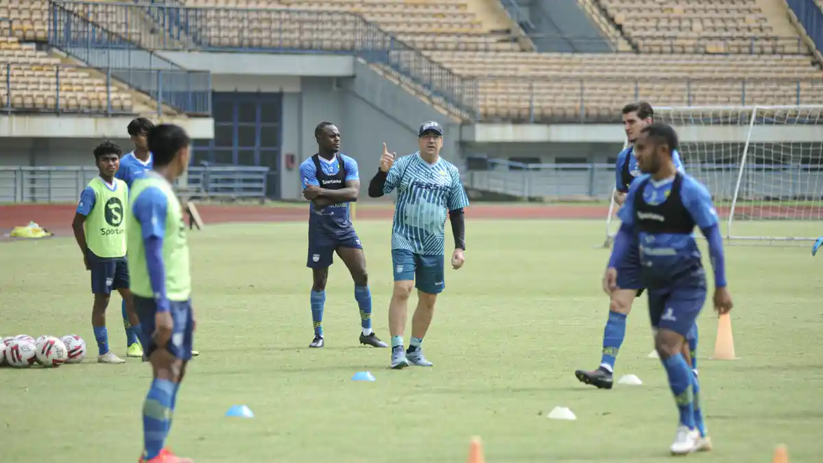 Persib Butuh Uji Coba, tapi Dilarang karena PPKM, Robert Terkejut Tim Ini Bisa Bertanding di Bandung