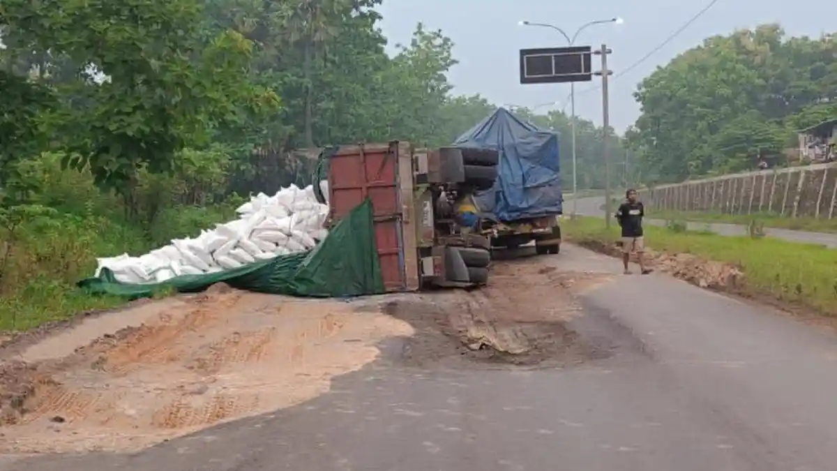 Jalan Berlubang di Ring Road Tuban Sebabkan Truk Gandeng Bermuatan Tepung Terguling