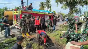 Pemerintah-Kecamatan-Polewali-gotong-royong-pembersihan-saluran-air-dangkal.jpg