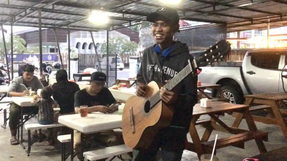 Ngamen Pakai Seragam Karyawan Indomaret, Pemuda di Mataram Ini Curi Perhatian