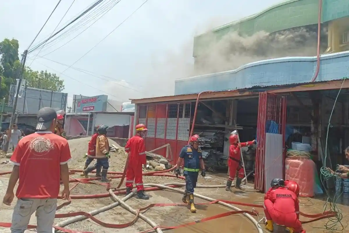 BREAKING NEWS: Toko Bangunan di Kampung Bali Kota Bengkulu Dilahap Si Jago Merah