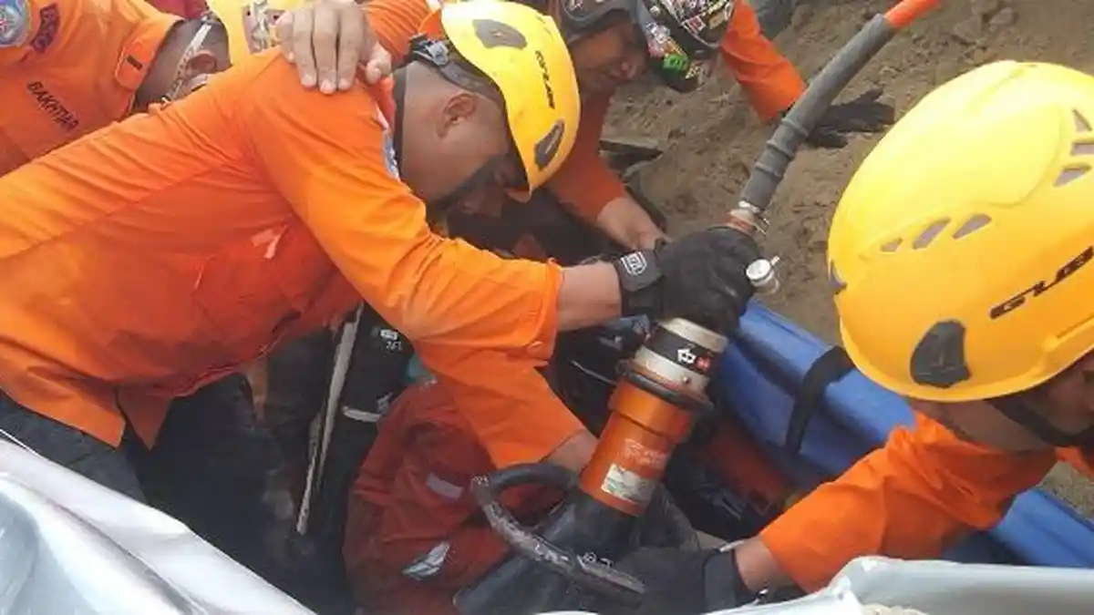 Link Live Streaming Evakuasi 1 Penumpang Tertimpa Dump Truk Kecelakaan Maut di Ngaliyan Semarang