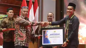 Plt-Kepala-Dinas-Kominfo-Aceh-Singkil-Endy-Putra-terima-piagam-penghargaan.jpg