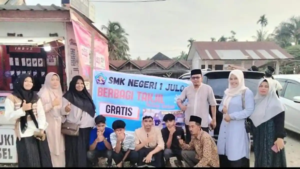 SMK Negeri 1 Julok Bagikan 600 Paket Takjil untuk Warga