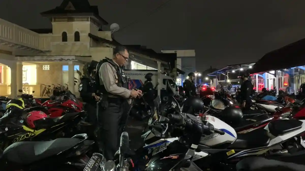 Kena Razia, Ratusan Motor Knalpot Brong Dibawa ke Polresta Solo saat Malam Minggu