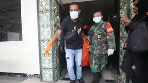 20240103_Proses-evakuasi-jasad-pria-lanjut-usia-yang-ditemukan-tewas-di-penginapan-Balikpapan.jpg
