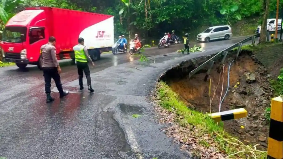 Ada Dua Titik Tebing Longsor di Gunung Gumitir Jember, Pengendara Diminta Harus Hati-Hati