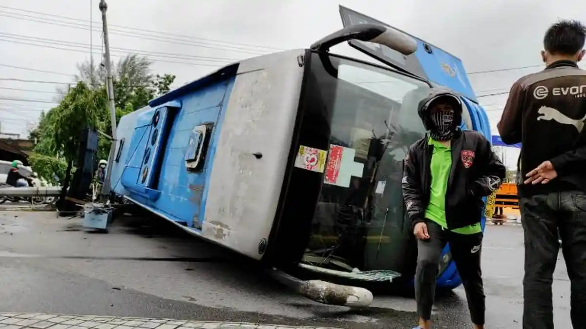 BREAKINGNEWS Bus Damri Terguling di Depan Mal Manhattan, Truk Jagung Remuk, Lalin Macet Total