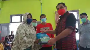 pjs-bupati-boltim-serahkan-bantuan-sosial-beras-kepada-warga-tutuyan.jpg