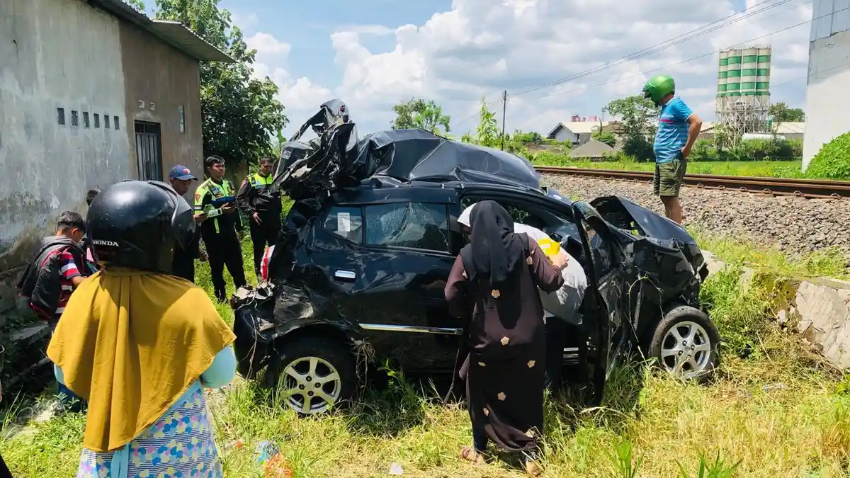 Nasib Pengemudi Mobil Ayla di Malang, Selamat saat Mobil Dihantam Kereta Api di Bagian Depan