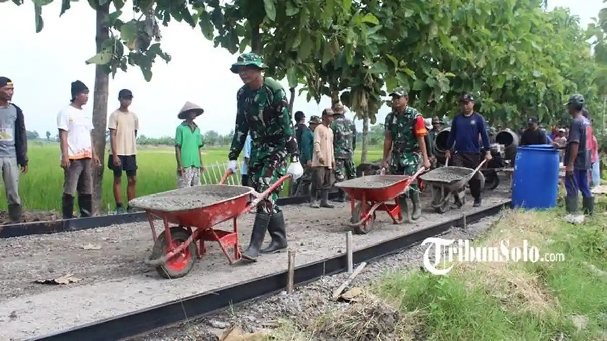 Warga dan TNI-Polri Kompak Selesaikan Betonisasi Jalan Program Pra KBMKB ke-XXVII Desa Jelobo Klaten