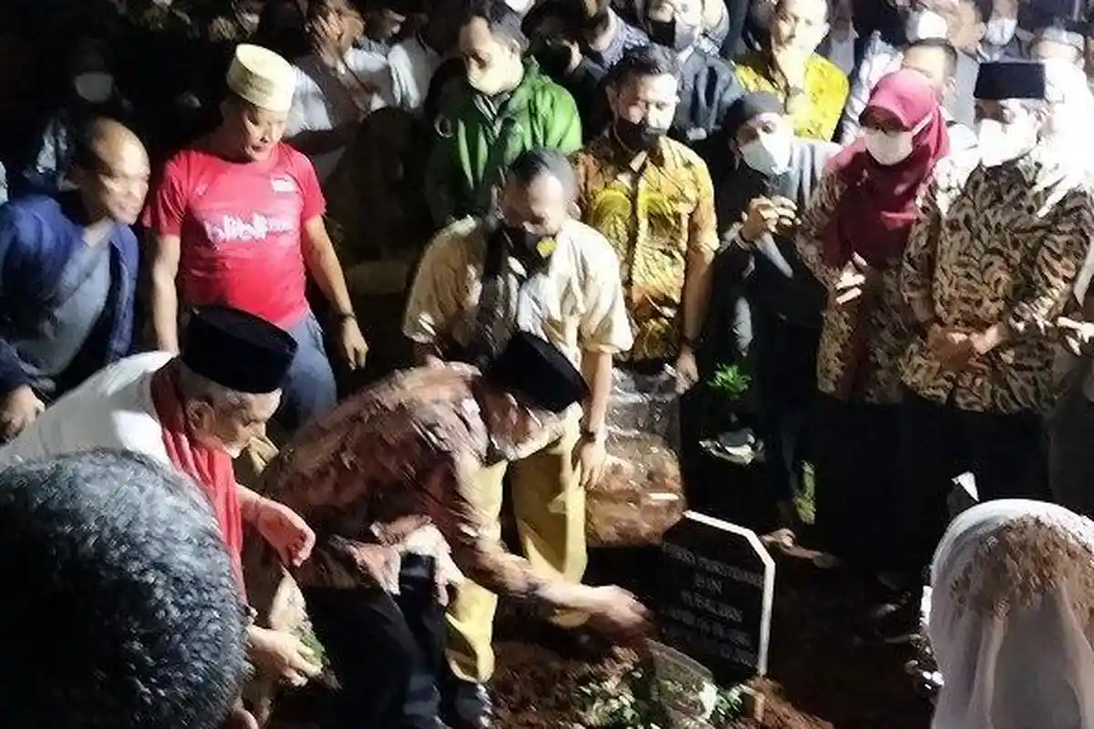 Jenazah Ferry Mursyidan Baldan Dimakamkan di TPU Tanah Abang, Diiringi Lantunan Laa Ilaha Illallah