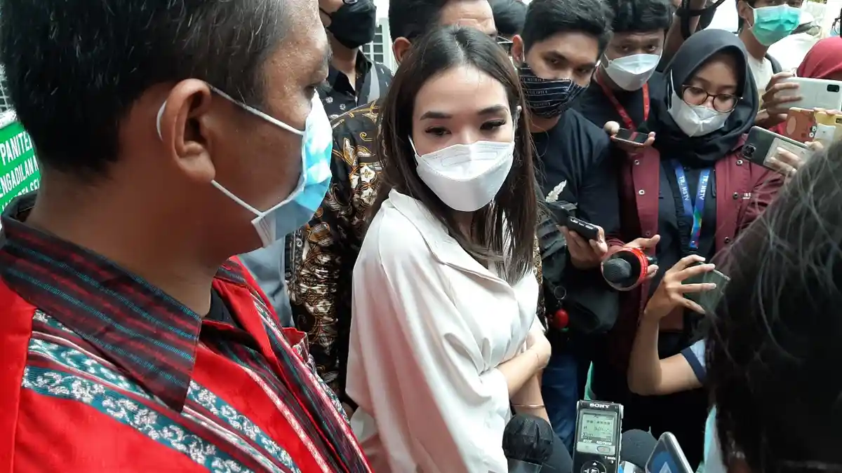 Reaksi Gisel Bertemu Nobu di Persidangan Penyebar Video Syur 19 Detik: Saya Duluan