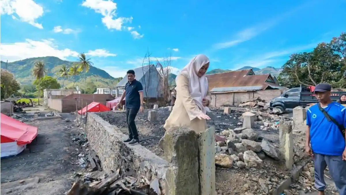 Suasana Haru Warnai Kunjungan Wagub NTB di Rumah Korban Kebakaran Desa Lido