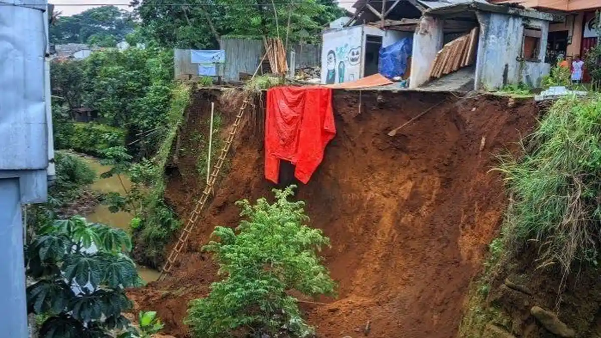 Tragis! Tebing di Bogor Longsor, 4 Orang Pekerja Tertimbun, 3 Orang Selamat dan 1 Masih Hilang