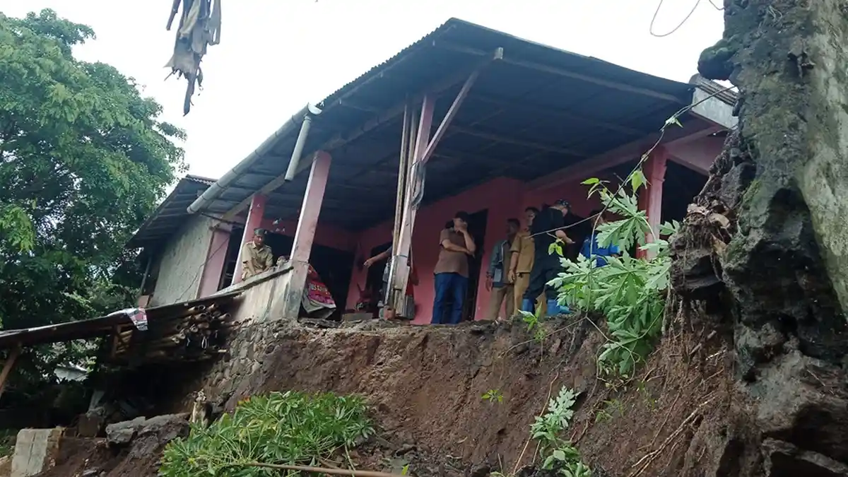 30-an Rumah Rusak Diterjang Longsor, Ratusan Jiwa Terdampak, Banyak Yang Mengungsi