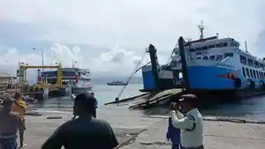 Sempat-Kandas-di-Bali-KMP-Agung-Samudera-XVIII-Ditarik-Tugboat.jpg