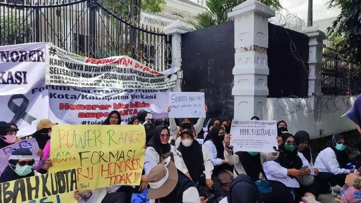 GURU Honorer Geruduk Kantor DPRD Minta Diangkat Jadi Pegawai PPPK: Kami Sudah Mengabdi, Kami Loyal